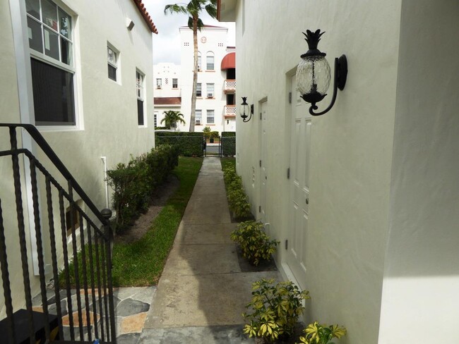 Building Photo - 310 Almeria Rd