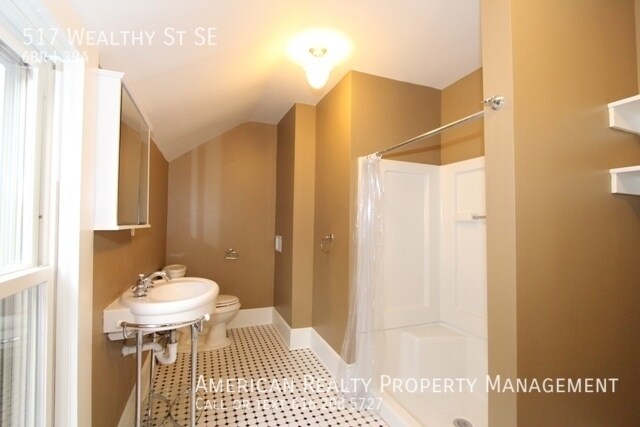 Building Photo - 517 Wealthy St SE