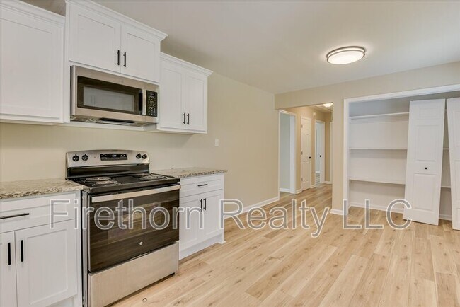 Building Photo - 1006 Skyview Dr