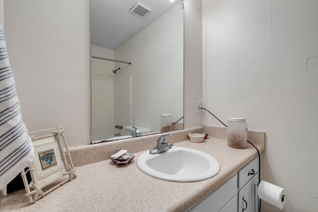 Building Photo - Updated Home Off Old Bainbridge Road