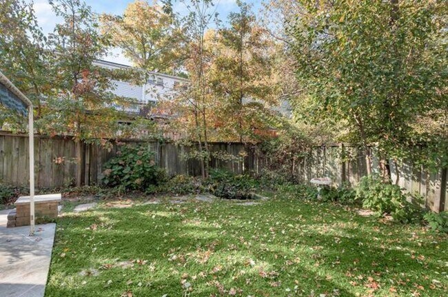 Building Photo - Home with Private Garden Oasis