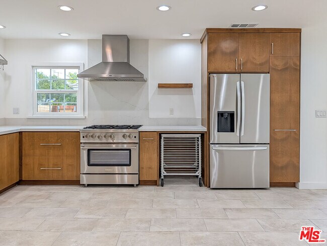 Building Photo - 450 N Sunnyslope Ave