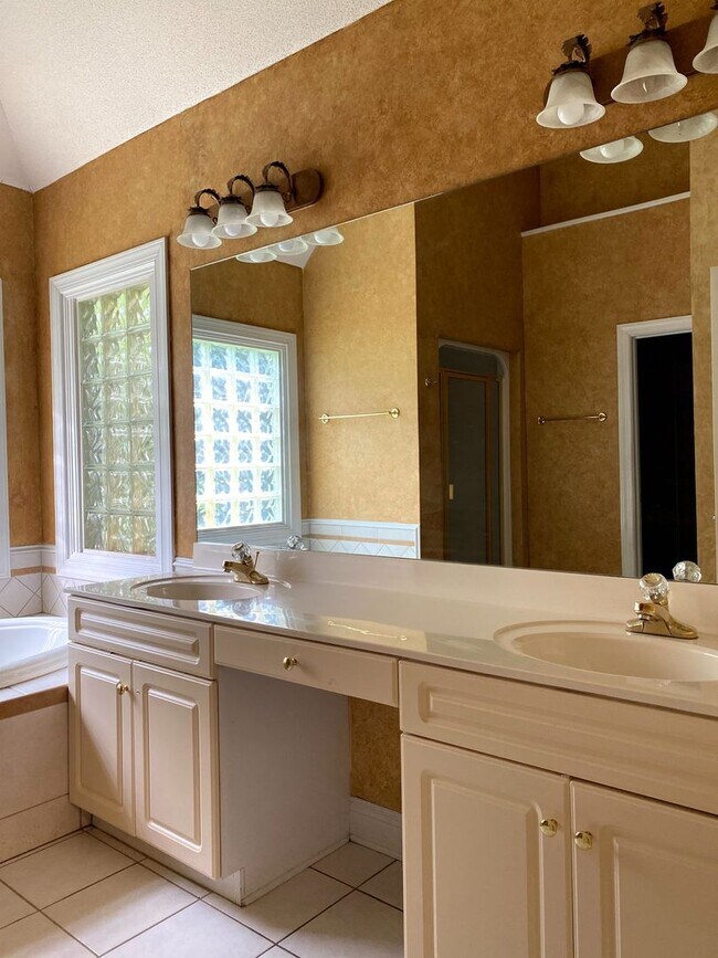 Building Photo - Large Home Settled on Culd-e-sac