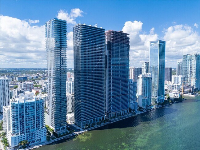 Building Photo - 700 NE 24th St