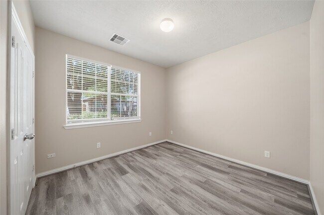 Building Photo - 24503 Lakecrest Bend Dr