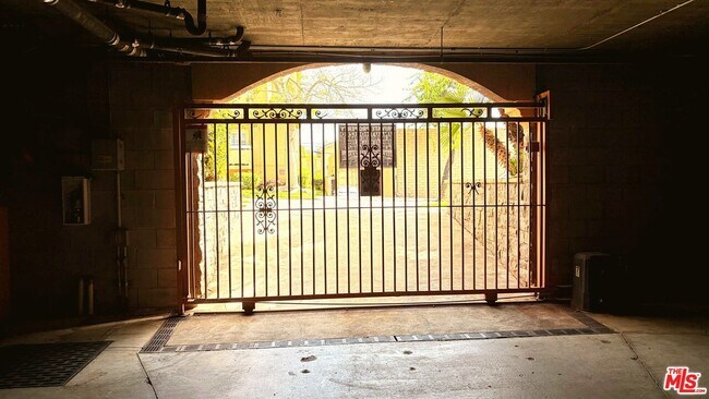 Building Photo - 421 E Santa Anita Ave