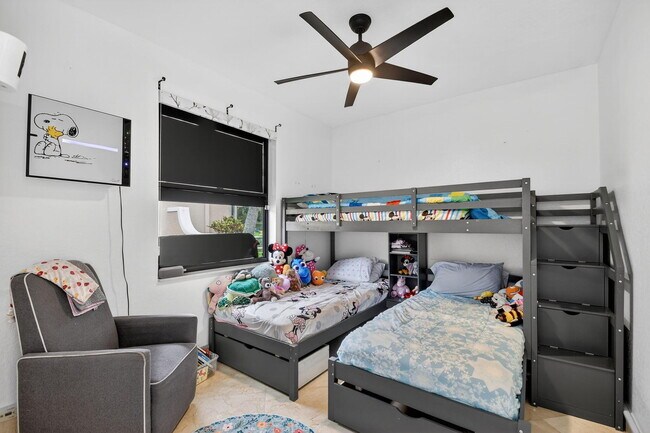 Building Photo - 10337 Trianon Pl