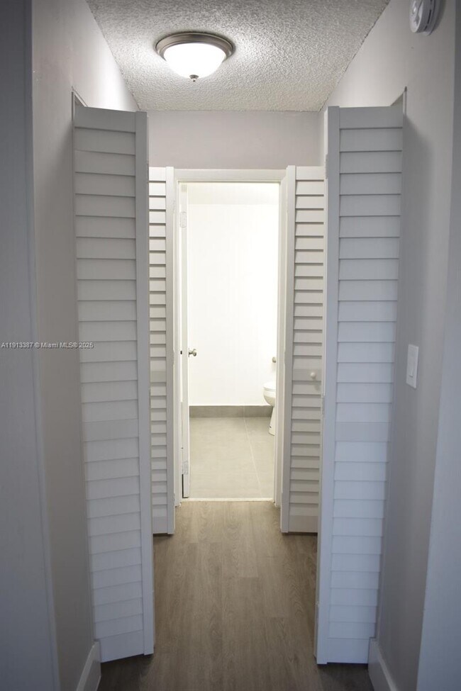 Building Photo - 16465 NE 22nd Ave