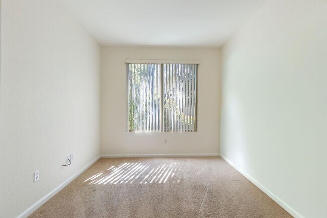 Building Photo - Sun City Lincoln Hills - property on quiet courtyard with garden service