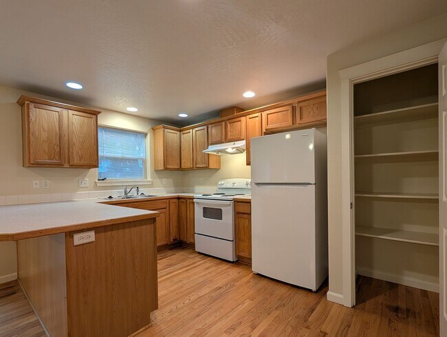 Building Photo - Spacious 3-Bedroom, 2-Bath Townhouse Near River Road In Eugene!
