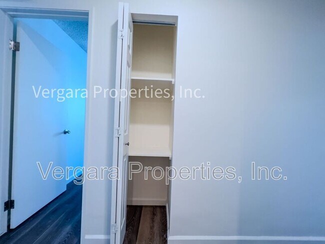 Building Photo - 2513 Ruhland Ave