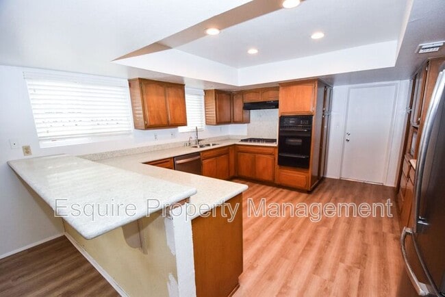 Building Photo - 833 Sharon Dr