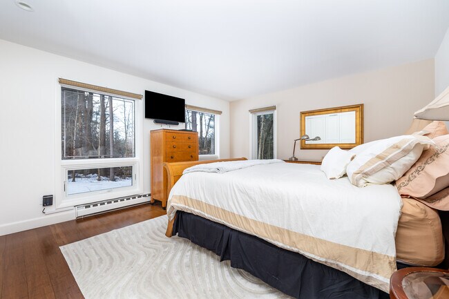 Building Photo - 9 Belshyre Ct