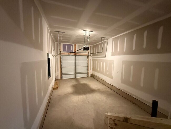 Building Photo - Brand New 3 level townhouse close to Uptown