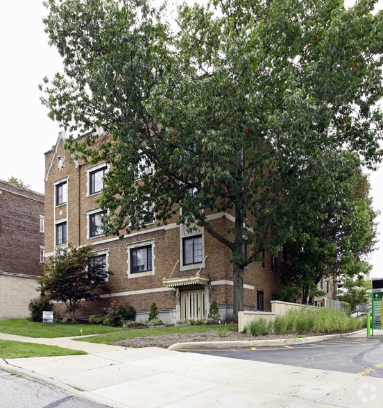 Primary Photo - Middlehurst Apartments