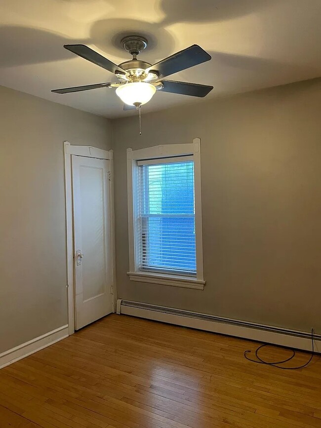 Building Photo - 5106 W Sunnyside Ave