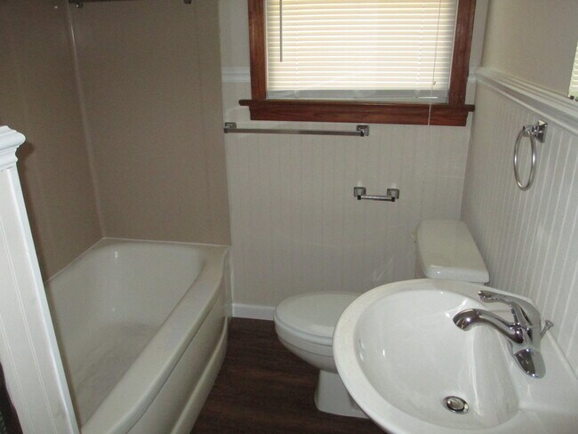 Building Photo - 3 Bedroom, 2 Bath home on a large lot with...