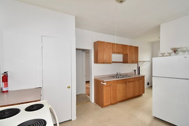 Building Photo - 86 Cochran St