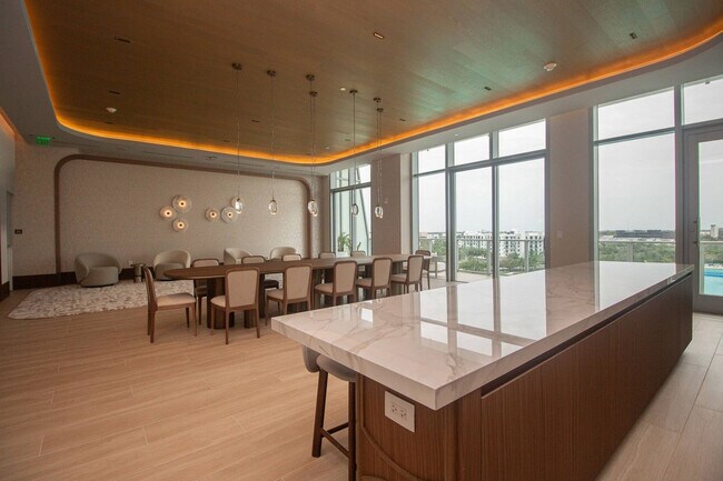 Building Photo - 2411 Laguna Cir