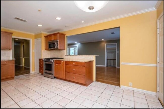 Building Photo - 32 Lenon Dr