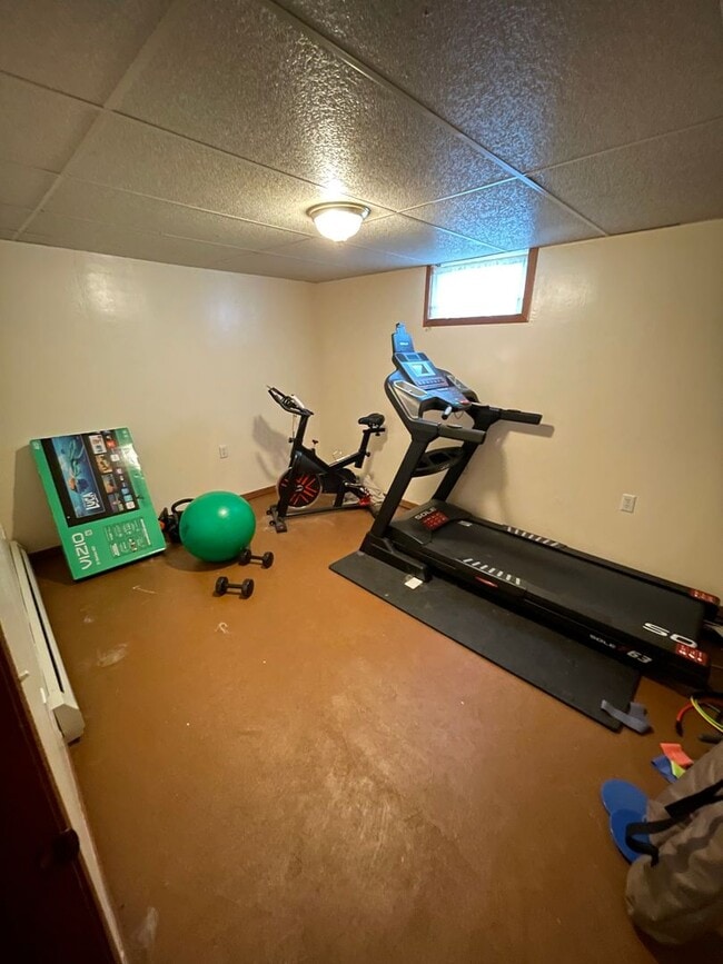 Building Photo - AVAILABLE AUGUST 15th! - 3 bed 2 bath home!