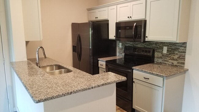 Building Photo - 3 Bedroom 2 Bath Walk-In Level Lakeside Ap...