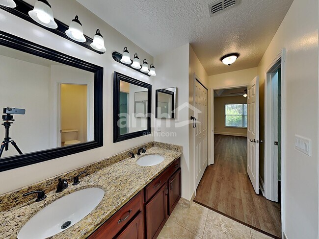 Building Photo - 2525 Stapleford Ln