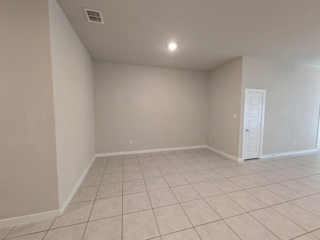 Building Photo - 1 story gem with quick access to Randolph!!