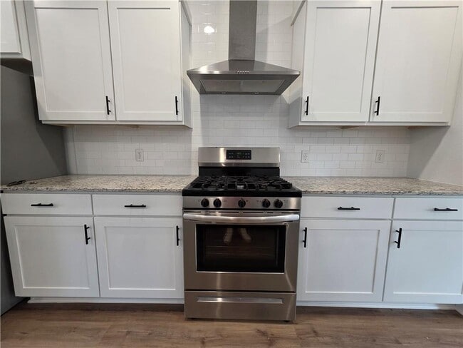 Building Photo - 827 N Crater Ave