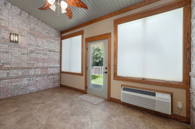 Building Photo - 1367 E Siler Pkwy