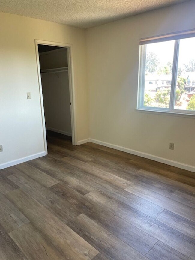 Building Photo - Four bedroom two and half bath on the uppe...