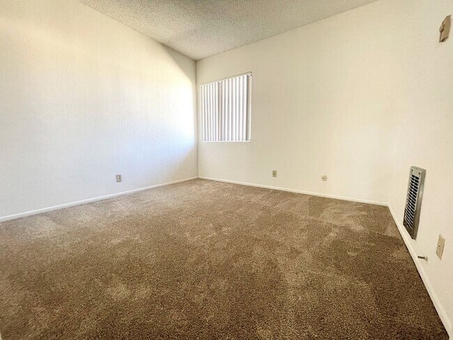 Building Photo - Spacious Single Level Upstairs Apartment!