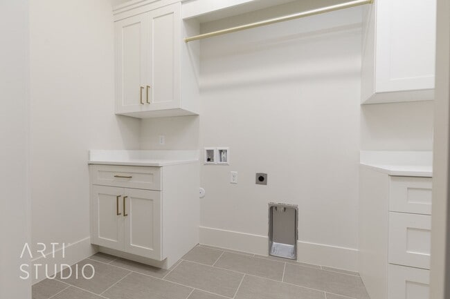 Building Photo - BRAND NEW Gorgeous 6 bed 7 bath with Pool ...
