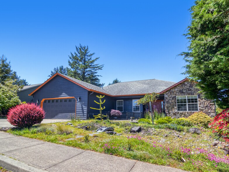 Primary Photo - 5529 NE Voyage Ave