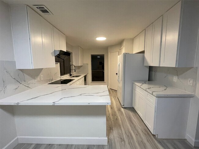 Building Photo - 3014 Edgewood Dr