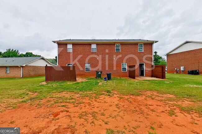 Building Photo - 205 Fawn Dr