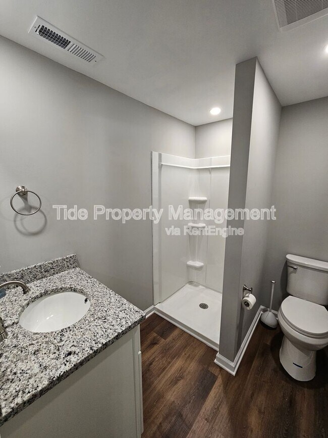 Building Photo - 5821 Robinhood Dr