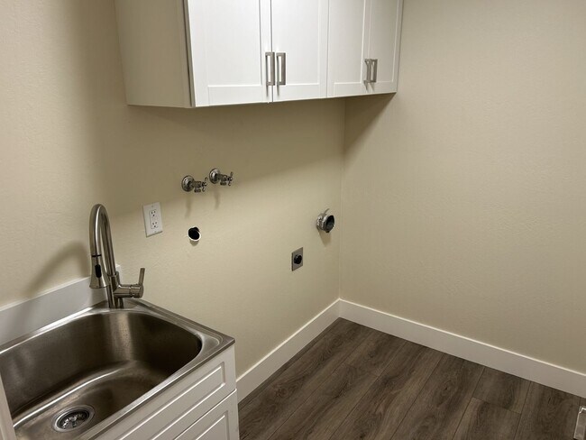 Building Photo - Beautifully Remodeled President’s Neighborhood Home