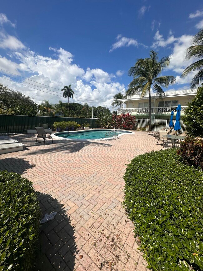 Building Photo - 2124 NE 5th Ave