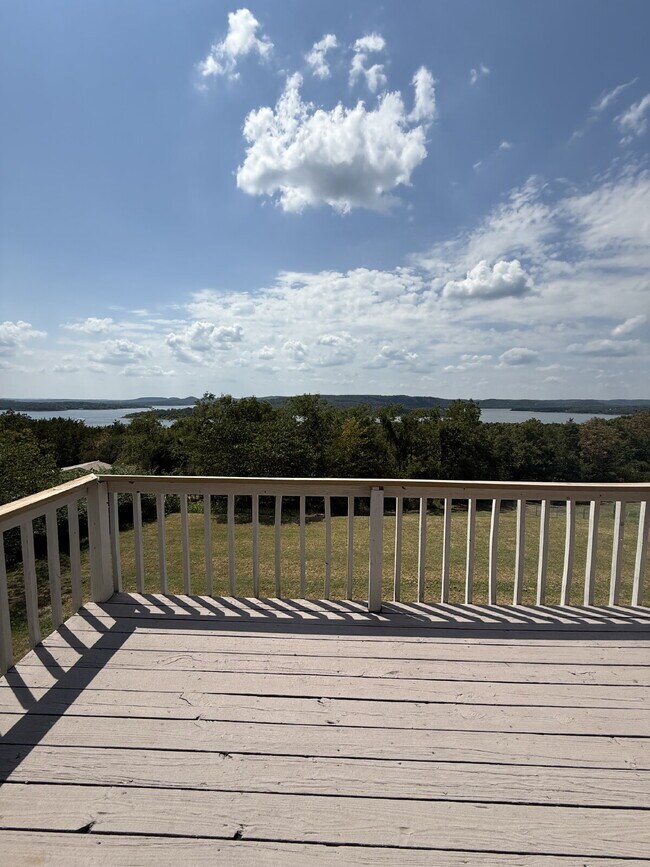 Building Photo - 2BR Prestine / Lakeview Townhouse