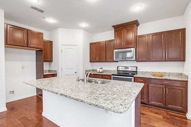 Building Photo - 1038 Livingstone Ln