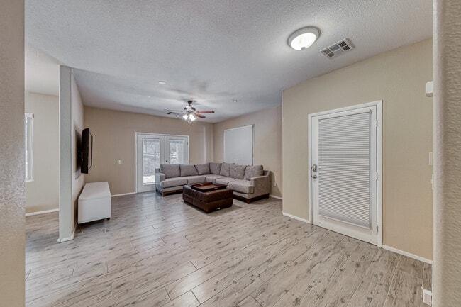 Building Photo - 673 Peachy Canyon Cir