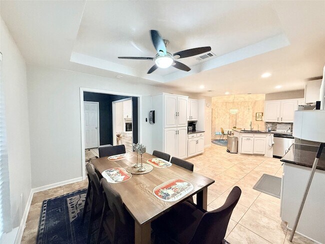Building Photo - 16235 Red Wood Cir N