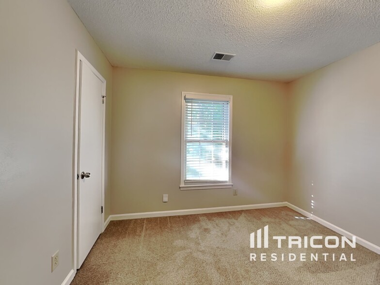Building Photo - 389 Hillridge Dr