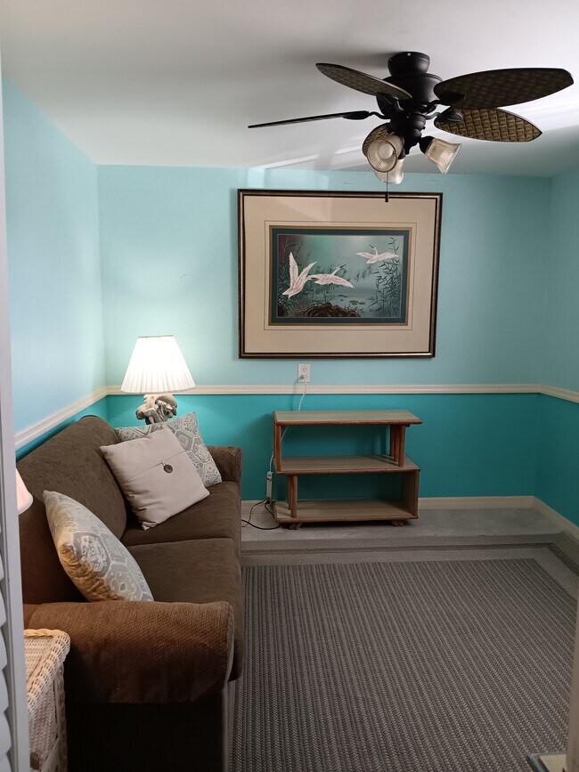 Living room/ Bedroom Combo - 12890 Spencer St