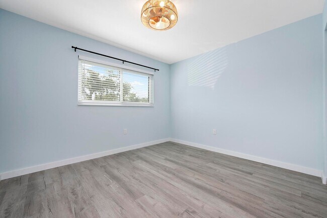 Building Photo - GORGEOUS FULLY RENOVATED 1st FLOOR 2 BEDROOM 1 BATHROOM CONDO LOCATED JUST 5 MINUTES FROM VENICE ...