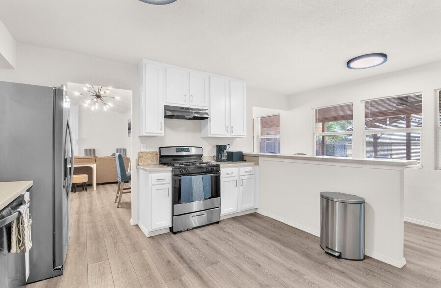 Building Photo - 1315 Reseda Dr