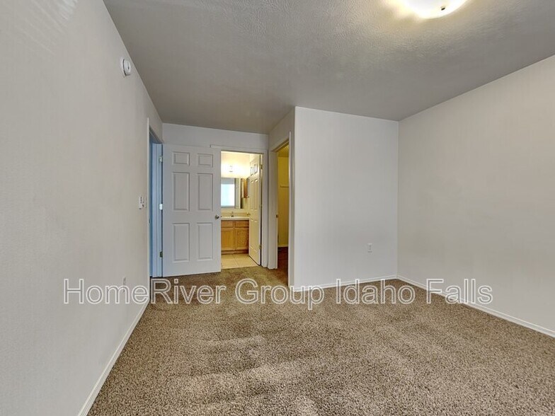 Building Photo - 3180 Chasewood Dr