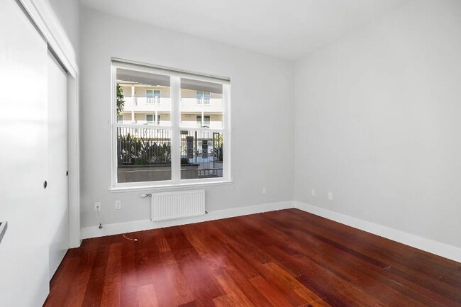 Building Photo - 2030 N Pacific Ave