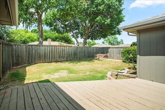 Building Photo - 2309 Lawndale Dr